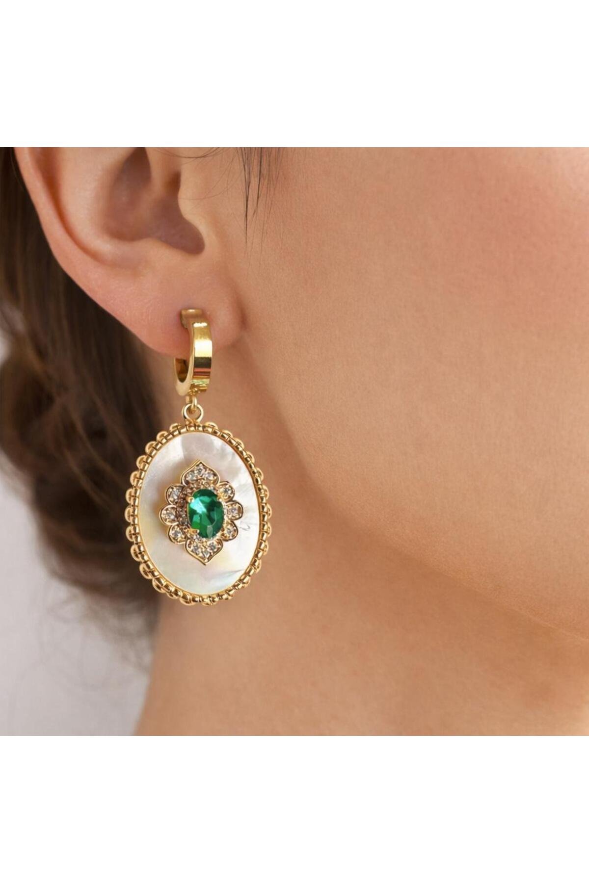ARCHHAZEL JEWELRY İnci Zeminli Yeşil Taş Detaylı Gold Renk Sallantılı Küpe