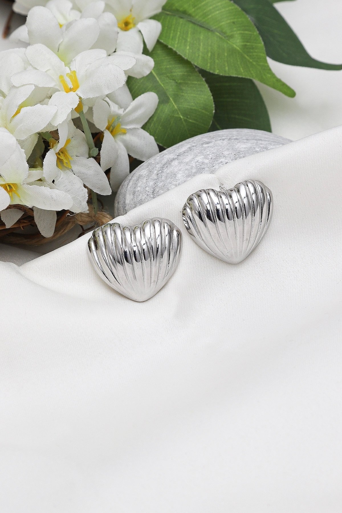 Çelik Gümüş Renk Kalpli Midye Küpe