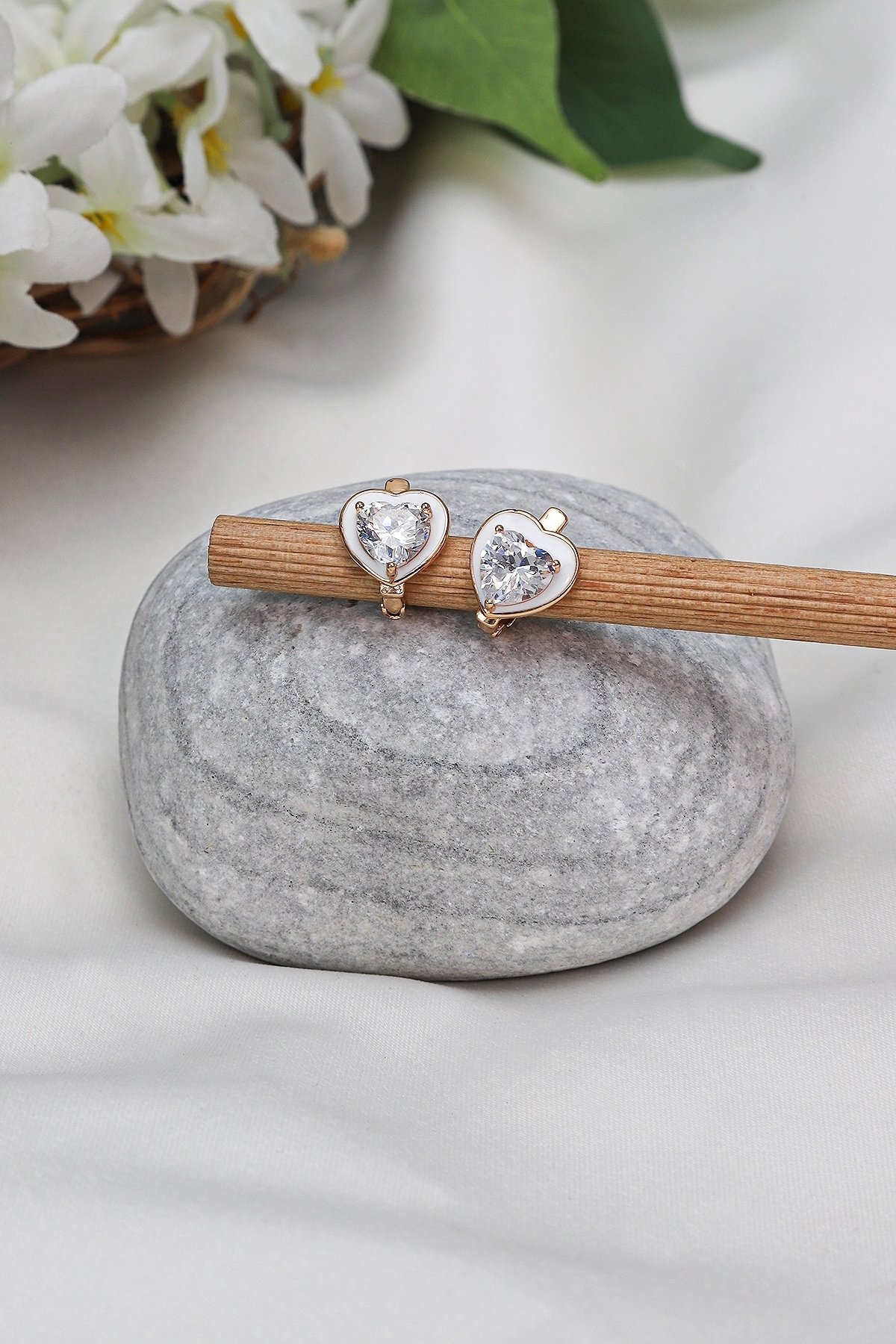 Beyaz Kalp Çelik Küpe