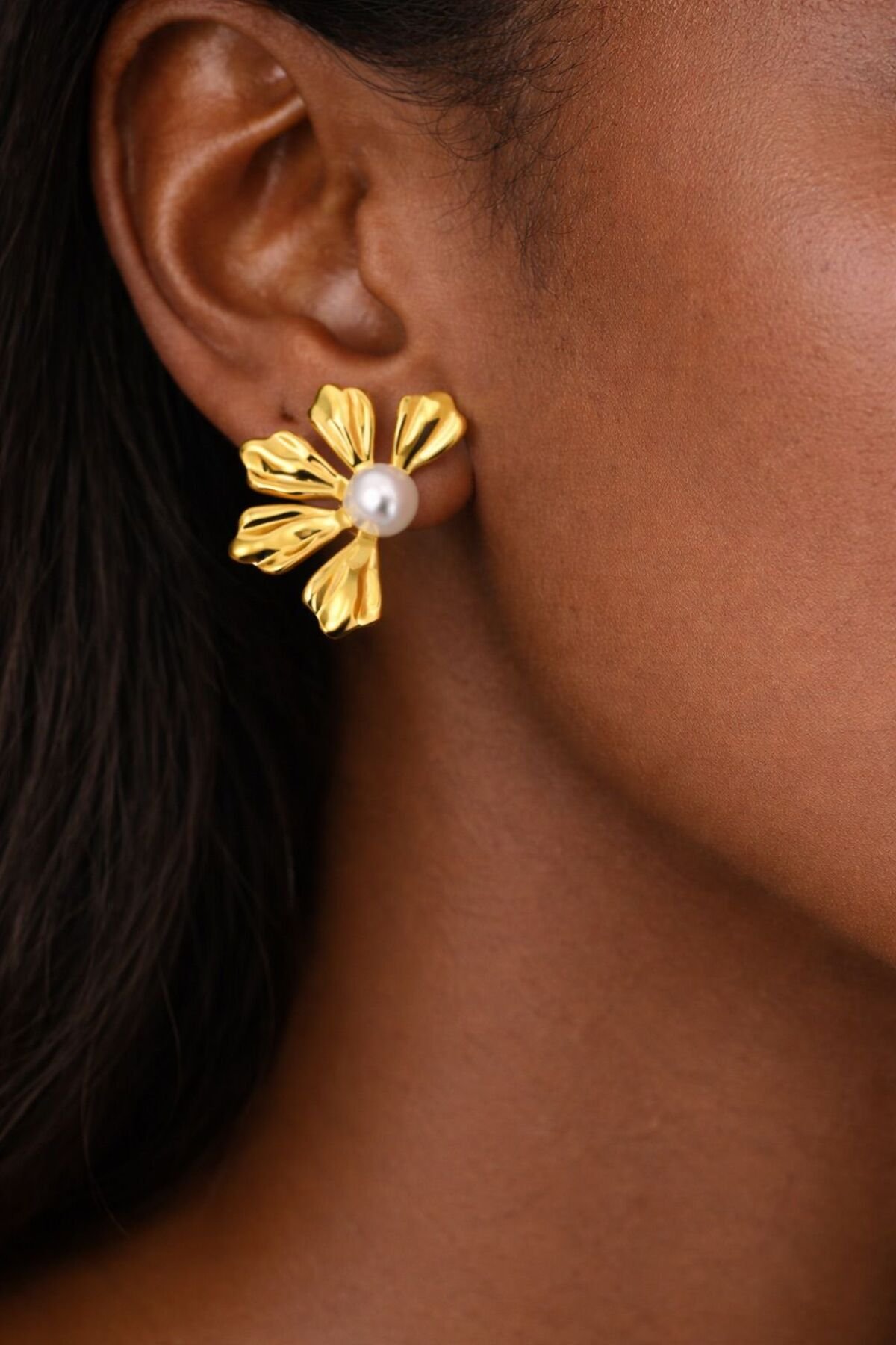 İNCİLİ ÇİÇEK GOLD KÜPE