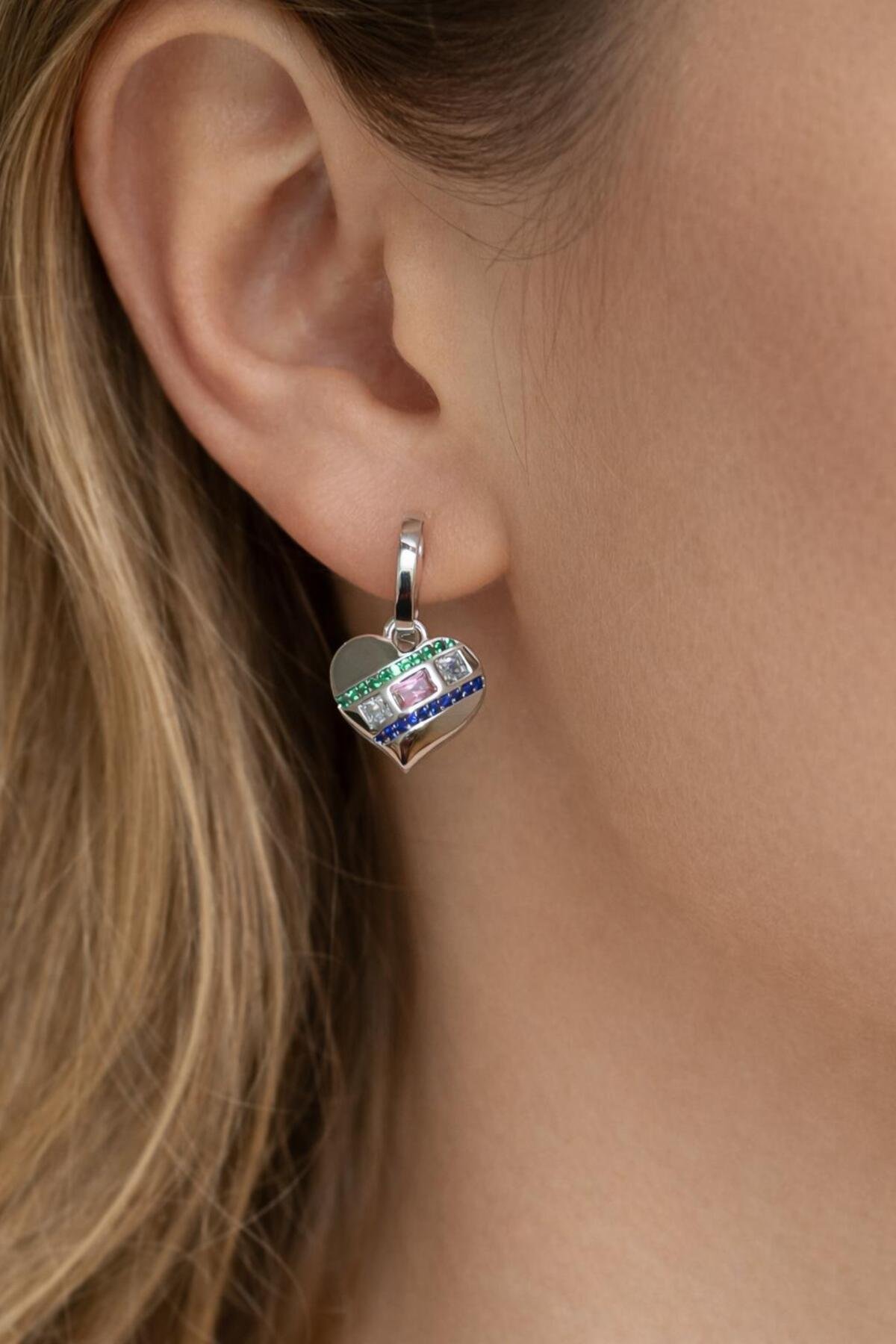 Gümüş Renkli Taşlı Kalp Sallantılı Küpe