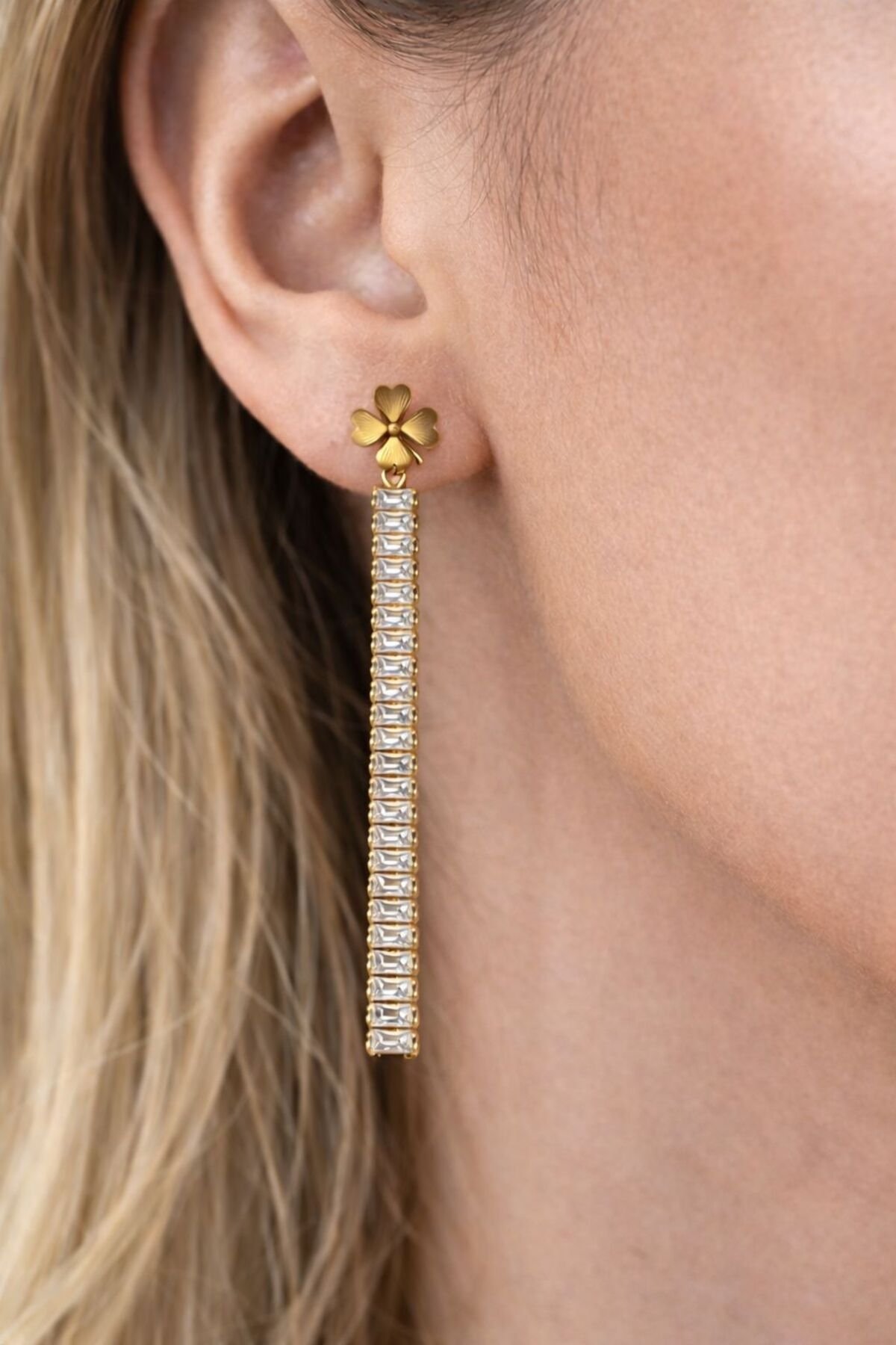 Gold Yonca Detaylı Uzun Çelik Küpe